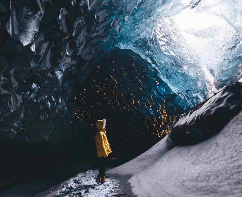گردشگری در یک غار یخی در ایسلند