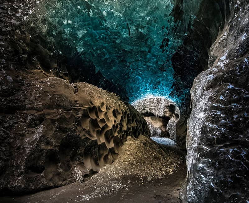 فضای داخلی غاری یخی در کشور ایسلند