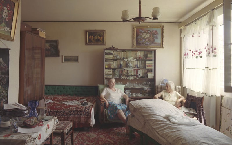 دو زن سالخورده در اتاقی قدیمی