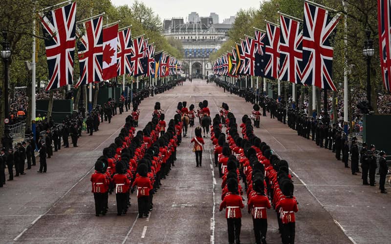 رژه گارد سلطنتی در مراسم تاجگذاری پادشاه بریتانیا