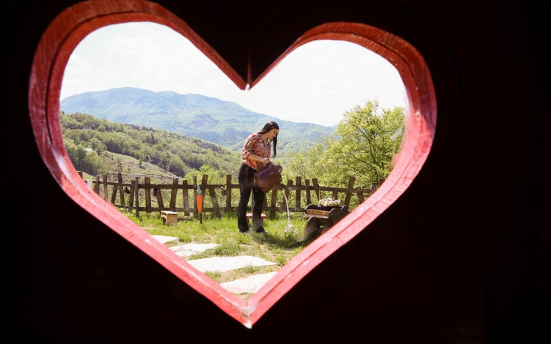 پنجره قلبی شکل در خانه هابیت ها در بوسنی