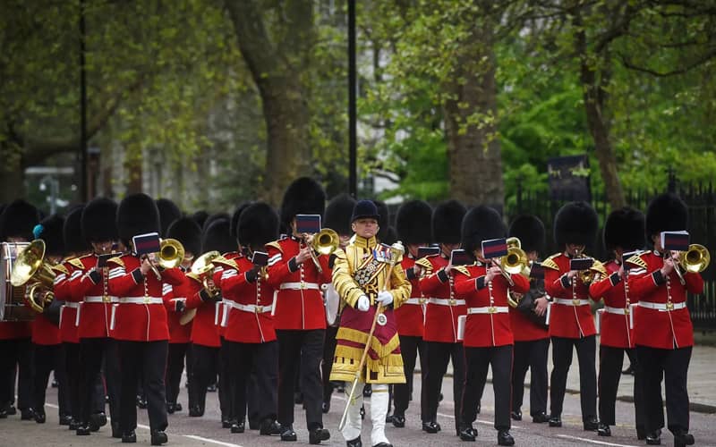 رژه گارد سلطنتی در مراسم تاجگذاری پادشاه انگلیس