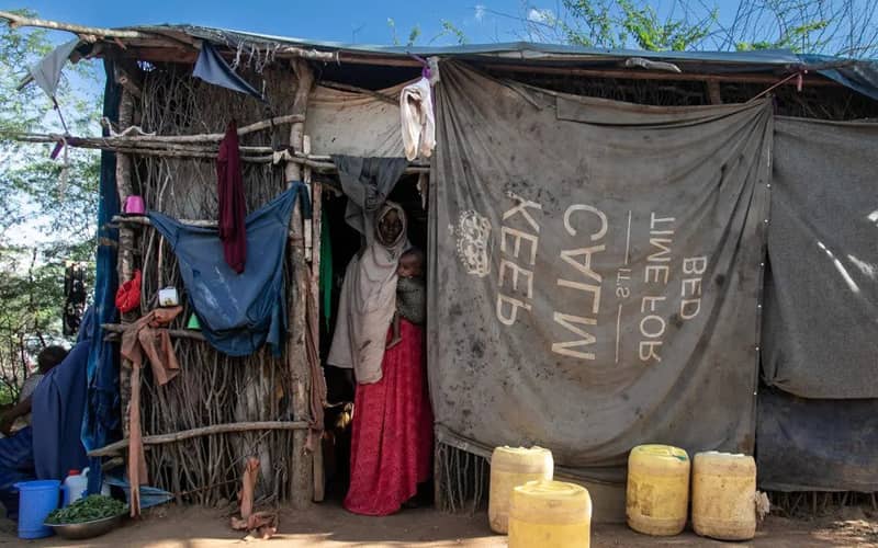 زنی آفریقایی در چادری مخروبه