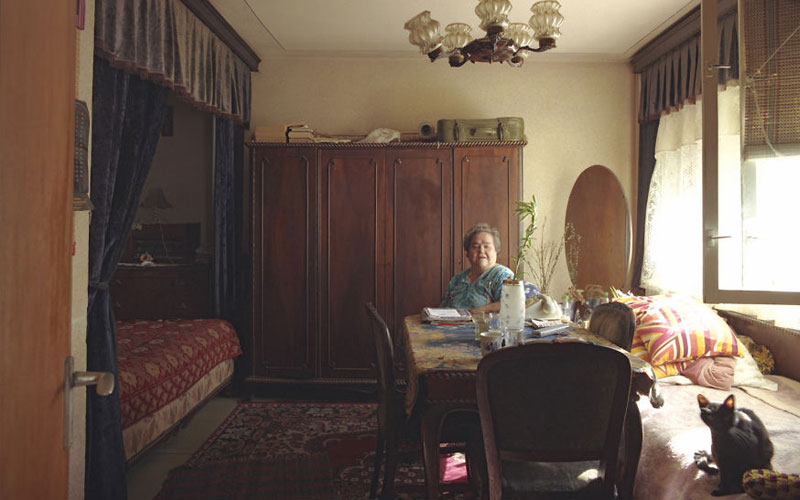 عکس زنی سالخورده در خانه ای قدیمی