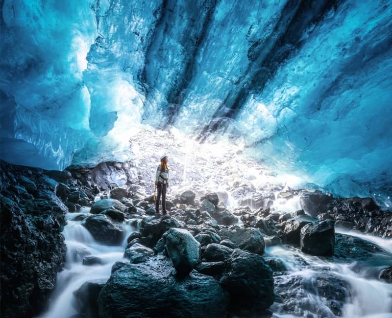فضای داخلی مملو از سنگ و یخ غاری در ایسلند
