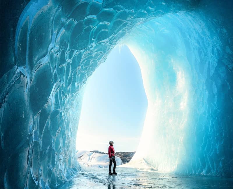 گردشگری در دهانه غاری یخ زده در ایسلند