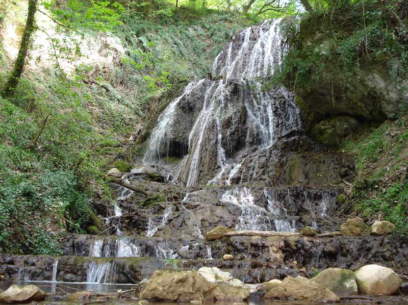 آبشار لاشو فاضل آباد در آزادشهر از نمای نزدیک