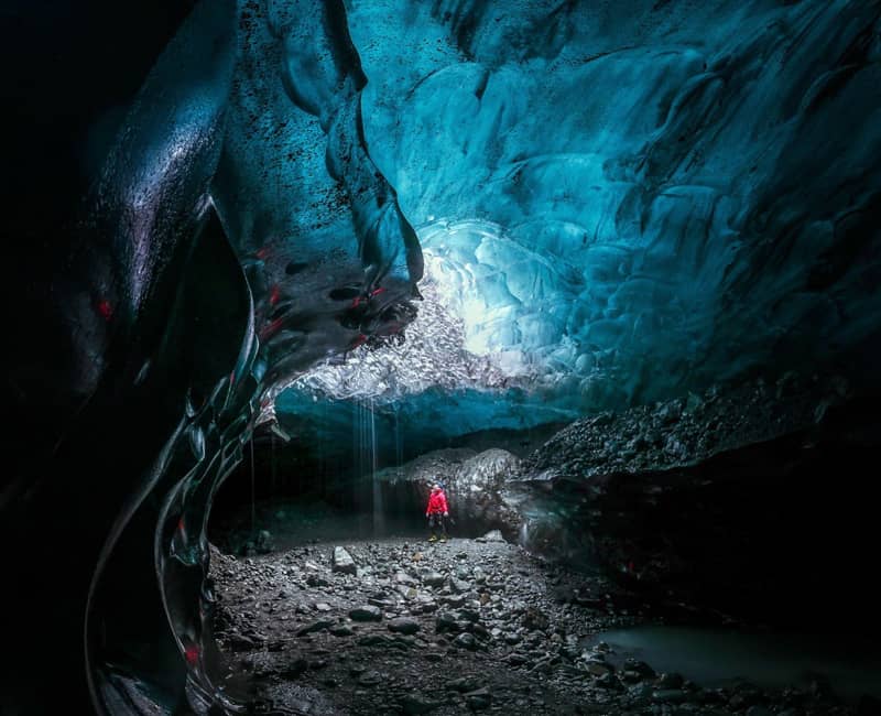 فضای داخلی بزرگ و پوشیده از یخ یک غار در ایسلند