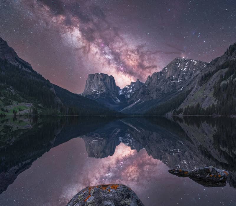 کهکشان راه شیری در بالای دریاچه
