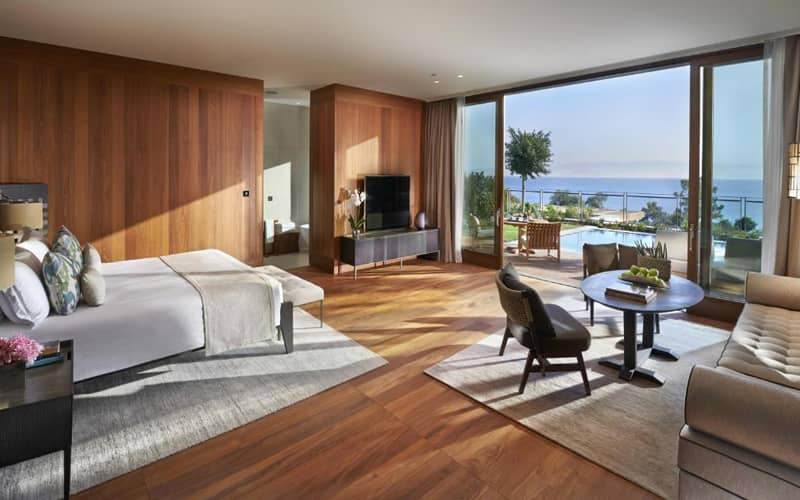 اتاقی با دکوراسیون چوبی و استخر خصوصی در هتل ماندرین اورینتال