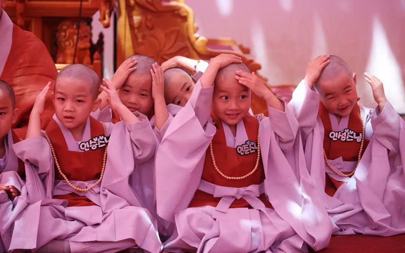 کودکان بودایی در لباس مخصوص