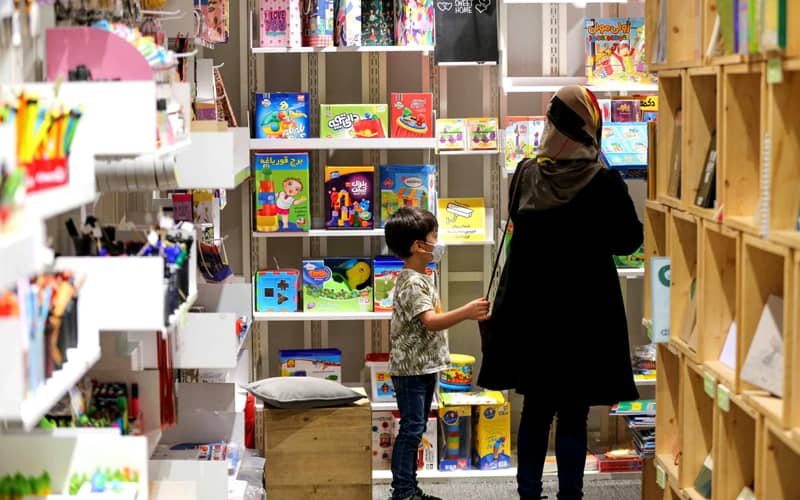 بازدید یک مادر و کودک از پردیس کتاب اصفهان