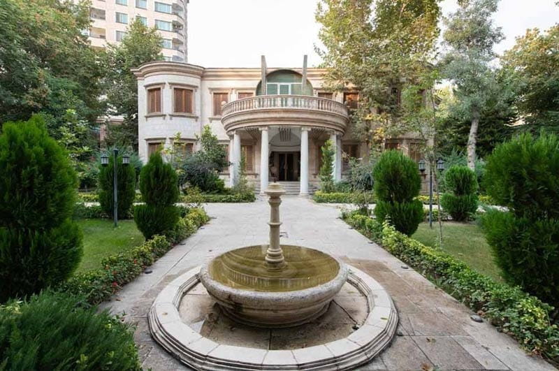 ورودی موزه موسیقی با حوض و آبنمای حیاط باغ از نمای دور