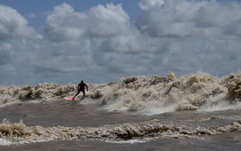 موج سواری در آب های برزیل