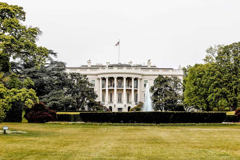 نمایی از محوطه و بنای کاخ سفید