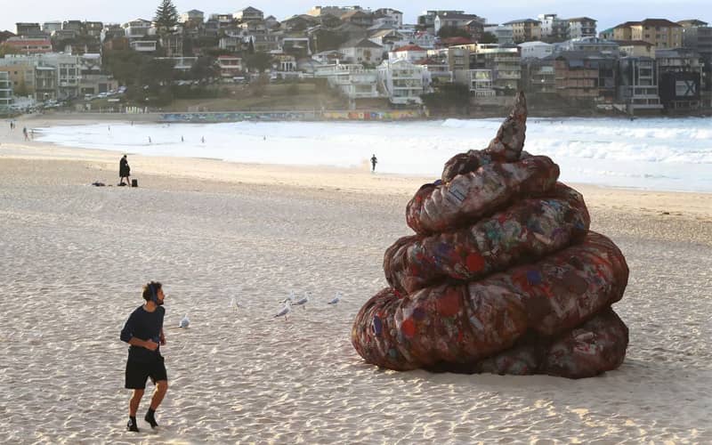 مجسمه ای از پلاستیک در ساحل