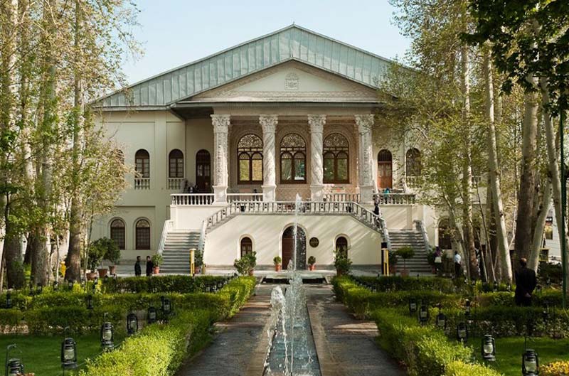ساختمان ورودی باغ فردوس تهران با جویبار مقابل آن