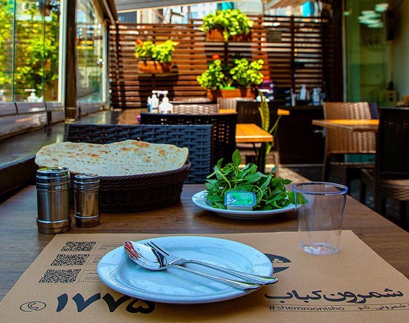 تراس رستوران شمرون کباب با نمای میز و صندلی ها
