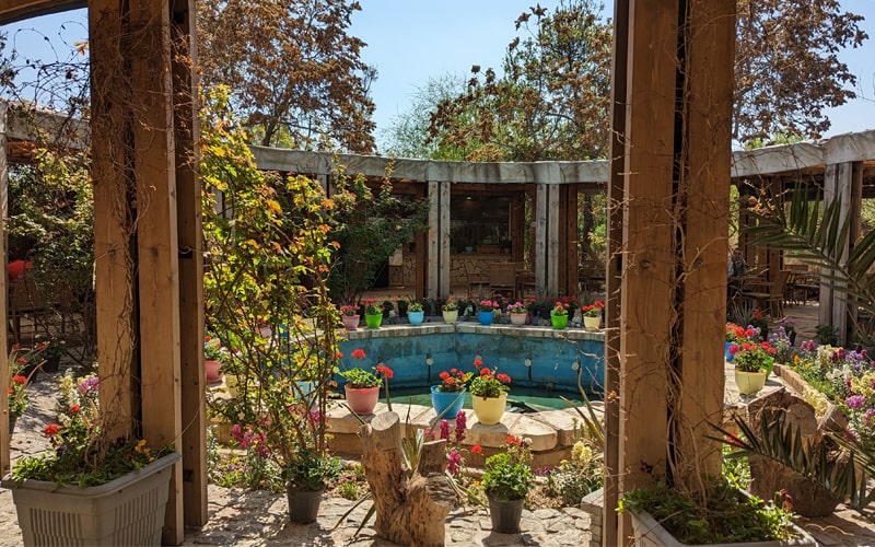 کافه باغ در باغ مشهد