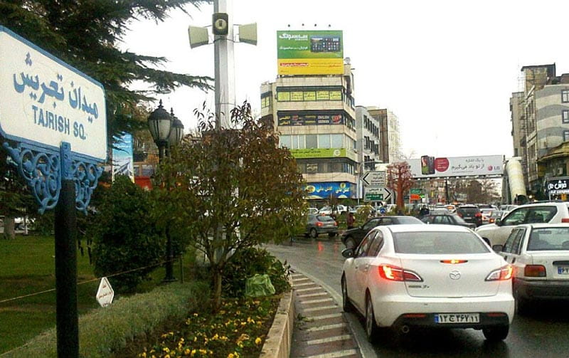 عبور ماشین ها از کنار تابلو میدان تجریش