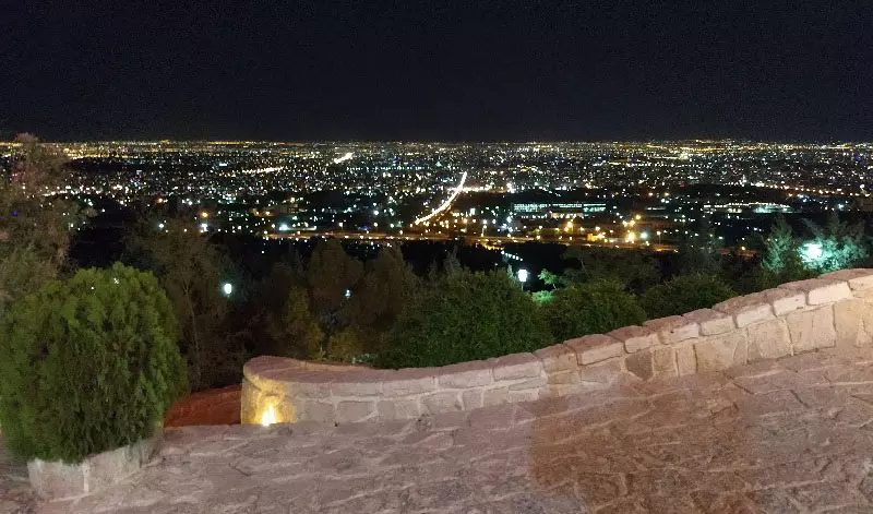 چشم‌انداز شهر از بام اصفهان در شب