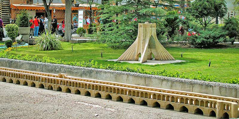 ماکت میدان آزادی و سی و سه پل اصفهان در محوطه باغ موزه هنر ایرانی