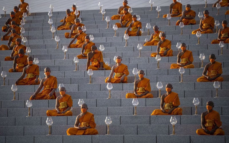 تعداد زیادی راهب در حال عبادت