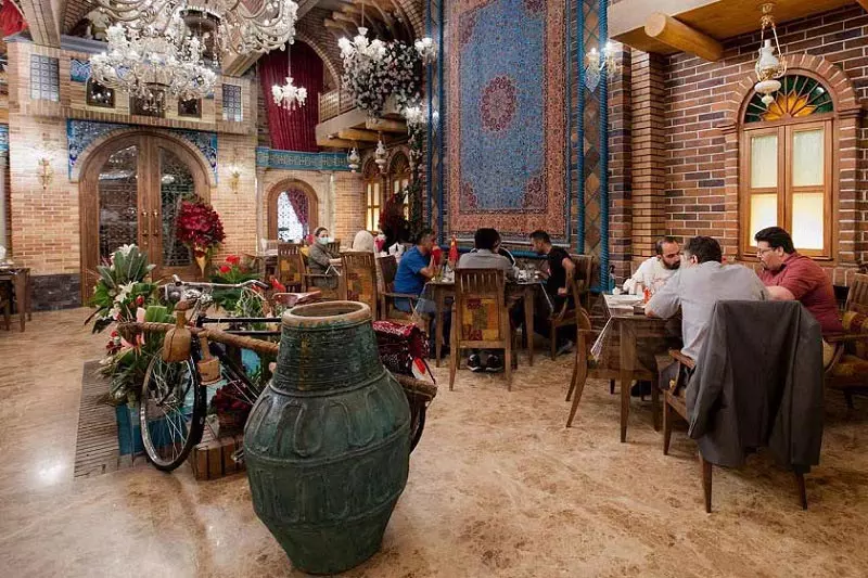 کاخ رستوران آپادانا تهران