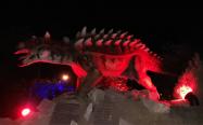ماکت دایناسور در نورپردازی شب در پارک ژوراسیک مشهد