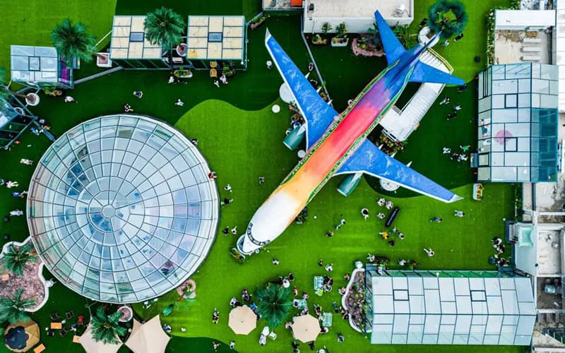 عکس هوایی از رستورانی به شکل هواپیما در چین