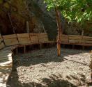 اقامتگاه بوم‌گردی ارگ سنگی سنگان، نیمکت‌های چوبی محوطه