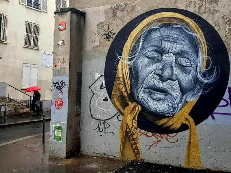 گرافیتی صورت یک پیرزن روی دیوار