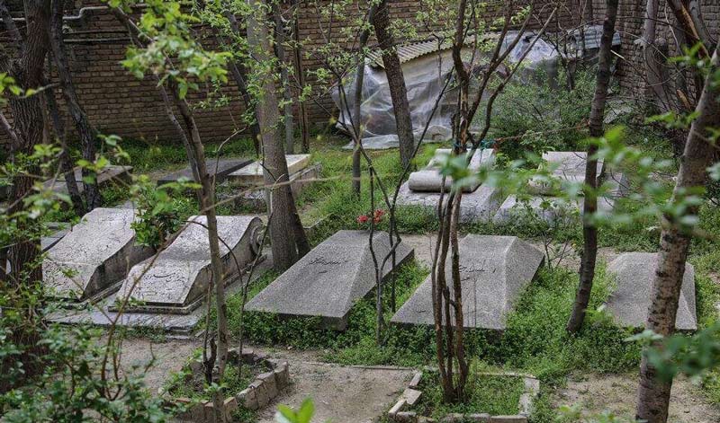قبرهای سنگی برجسته در آرامستان ظهیرالدوله تجریش