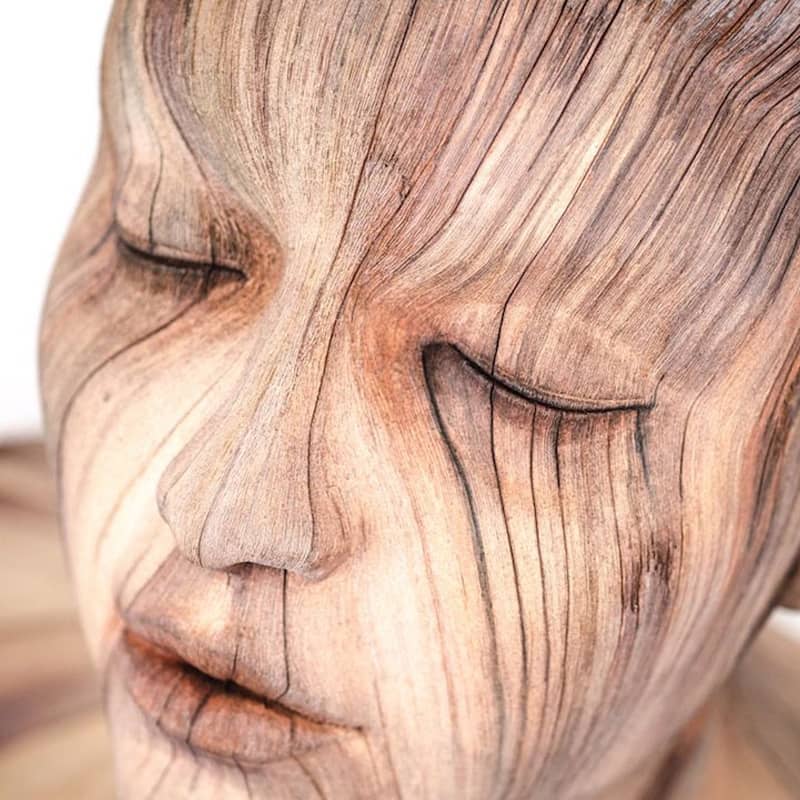 نمای نزدیک از مجسمه چوبی صورت یک زن