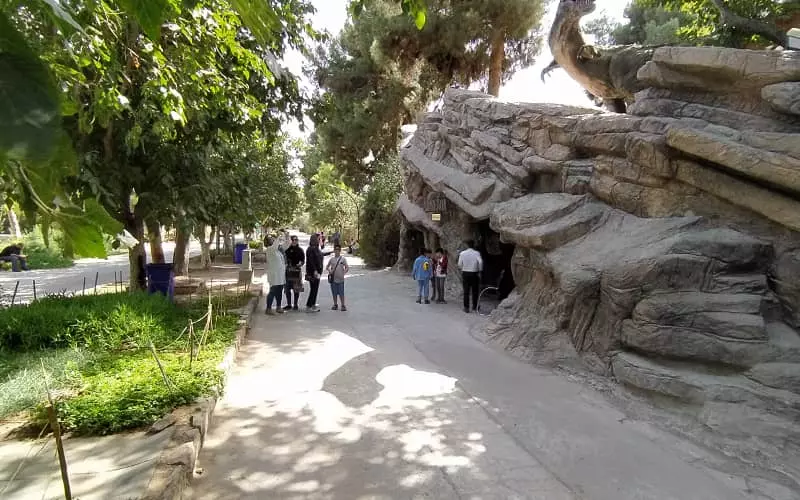 بازدیدکنندگان در پارک ژوراسیک مشهد