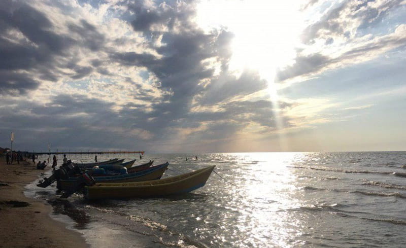قایق های تفریحی در زیر آسمان ابری در ساحل خزرآباد ساری