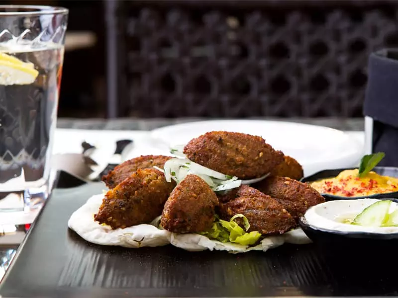 یک وعده غذای عربی در رستوران مدائن