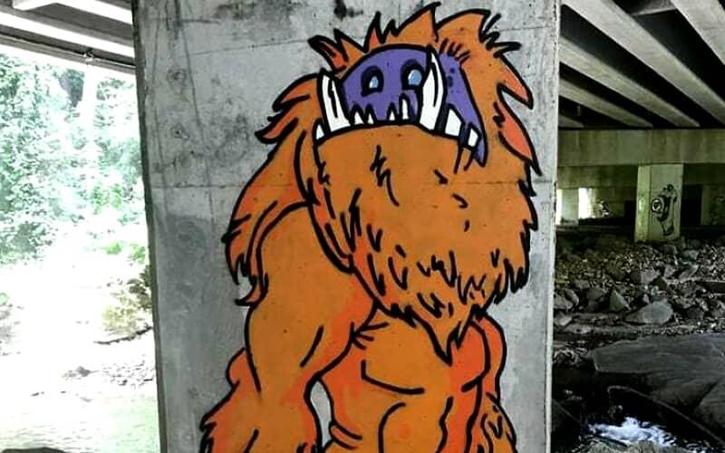 گرافیتی شخصیت کارتونی روی ستون یک پل
