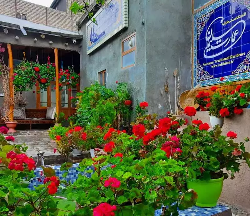 محوطه بیرونی اقامتگاه عمارت سلیمان با گلکاری‌های زیبا و کشی کاری آبی