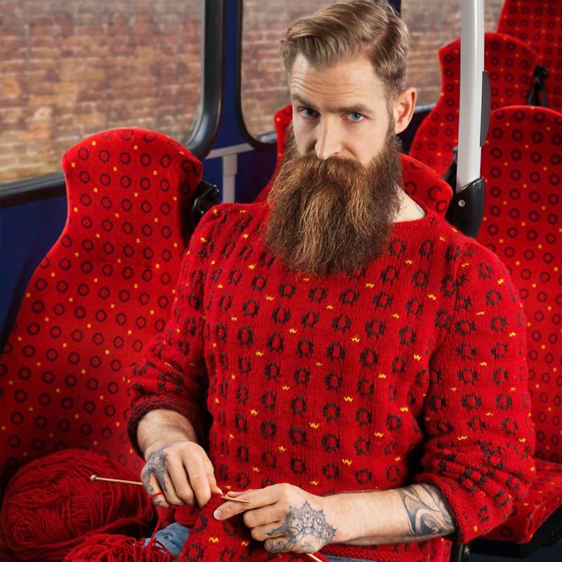 لباس مردی همرنگ با صندلی اتوبوس