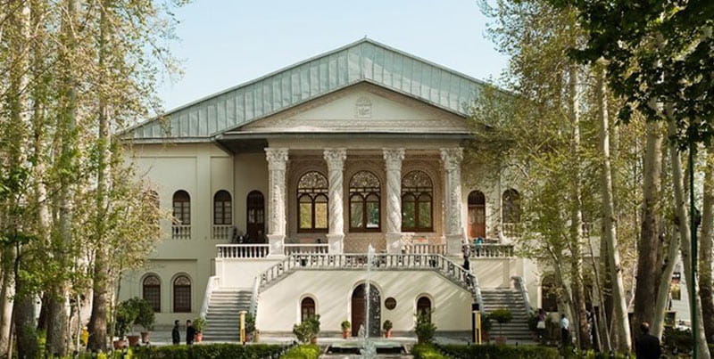 نمای ورودی عمارت باغ فردوس و موزه سینما از روبه رو
