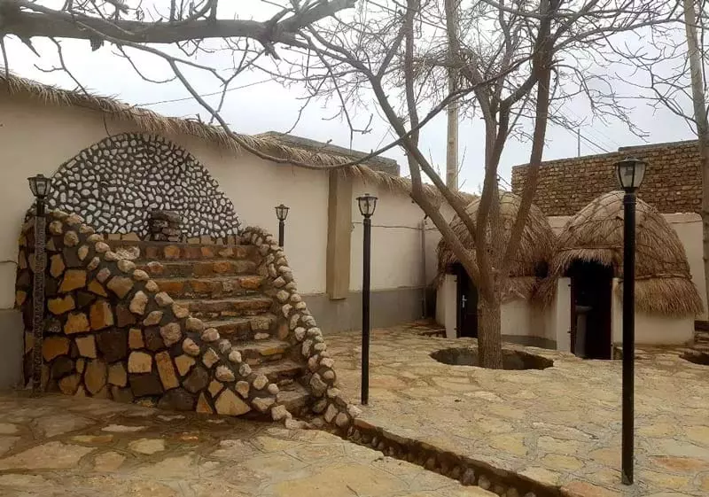 آبنمای سنگی در حیاط مجموعه اقامتگاه بومگردی روژان مشهد