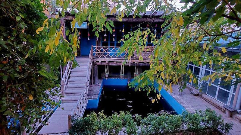 محوطه بیرونی اقامتگاه بومگردی ماژان با نمای آبی