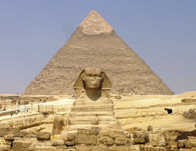 مجسمه ابوالهول در مقابل هرم خوفو اهرام مصر از نمای روبه رو