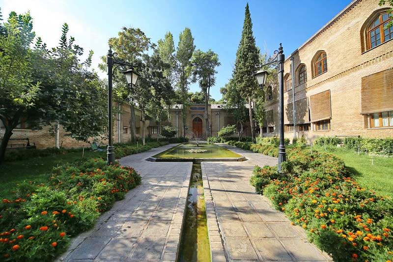 محوطه مقابل عمارت تاریخی در باغ موزه نگارستان