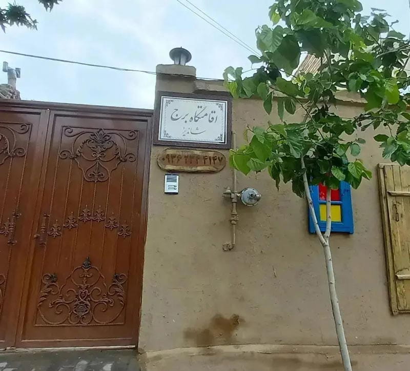 تابلو و در ورودی اقامتگاه بومگردی برج شاندیز مشهد