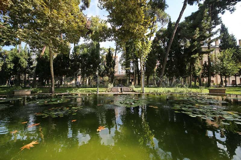 نمایی از استخر بزرگ محوطه باغ موزه نگارستان