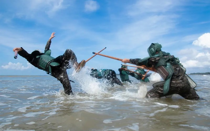 تمرین نظامیان چینی در دریا