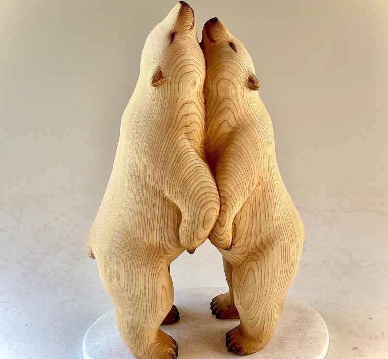 مجسمه چوبی دو خرس قطبی در کنار هم