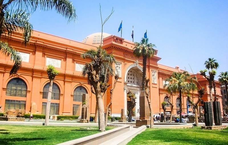 نمای ورودی موزه مصر قاهره از نمای پهلو